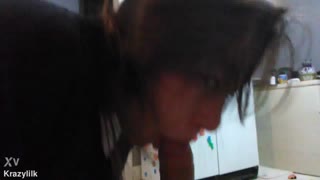 أنا أختنق بهذا القضيب العملاق كقطة جيدة!