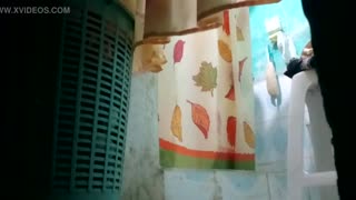 زن بالغ برهنه با سینه‌های بزرگ افشا شده