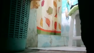 Gola zrela ženska z velikimi joškami razgaljena