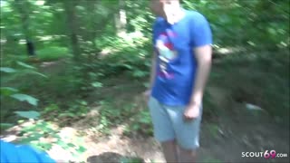 Küçük 18+ genç Jeeny Berlin Tiergarten'da gerçek açık hava üçlüsü