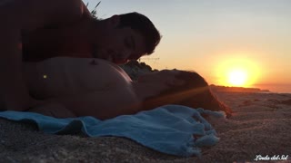 Hạnh phúc mở ra lúc bình minh trên bãi biển với Linda del Sol và Cris Angelo