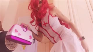 اس میٹھے 18+ کیوٹی کو دیکھیں جو اپنے کھیلنے والے پروپس کے ساتھ ہے