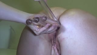 くそっ、フレイジャー・アナルスラットがガラス棒3本でアナルとマンコを広げ、ワイドギャップ!