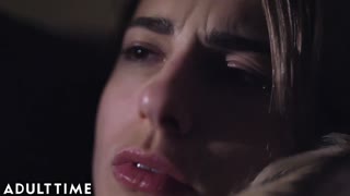 ADULT TIME - Kristen Scott Spionează Cuplul Lesbian La Petrecere Sălbatică