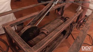 Latex sexmachine laat Dorothy Black en Britney hard spuiten