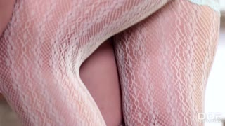 I en dampende scene, Aria Logan og Brigitte driver vill lesbisk tå lek som hornede kaniner