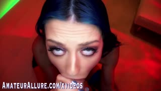 Jewelz Blu se traga polla gorda y cabalga en follada de Halloween