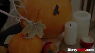 De MILF drietal fantasie slaat hard met Lauren Phillips in wilde actie