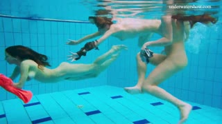 Vroči podvodni trios s seksi 18+ najstnicami v tesnih bikinih