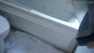 बड़ी चूचियों वाली फिट PAWG लटके स्टड को उकसा कर एक्शन में लाती