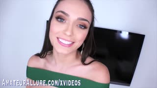 Hej, podívej se na bujnou Ashly Anderson, jak ji zmrdal obří pták!