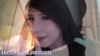 Aphia Demieux își tachizează pizda înainte de a trage și suge tare