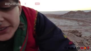 Kuumaa brunettea syväkurkku suihinotto ja nussi Atacaman autiomaassa julkisella