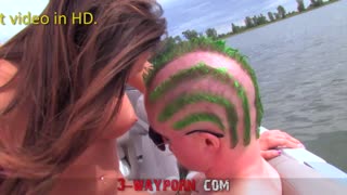 Blondine und Brünette tauschen in wildem 3er-Gruppenfick auf Speedboot