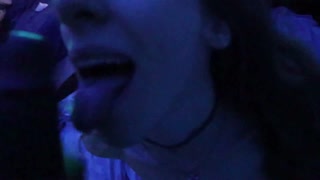 Yo, morena sexy delgada, doy placer y trago de una polla negra grande