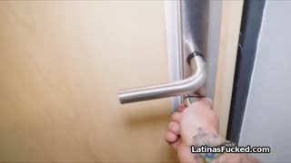 Latina amatir dilumas lenga njupuk kontol kanthi semangat ing sesi casting hardcore