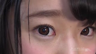 Yuuna Himekawa, na vrhuncu priljubljenosti, leži na postelji z mešanim izrazom pričakovanja in tesnobe. 1