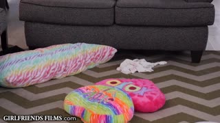 Blonde za GirlfriendsFilms zinashiriki kukata misusa karibu pamoja