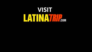 Nang-aakit na Latina may peke na suso sumasakay nang matindi