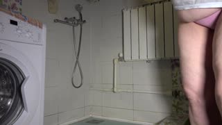Una milf grassa con fica pelosa si toglie le mutandine per una compilation di docce dorate. Feticismo bagnato fatto in casa su webcam