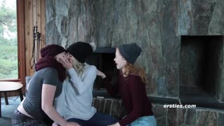 Αναρωτηθήκατε Ποτέ Πώς Αισθάνεται ένα Ερασιτεχνικό Λεσβιακό Τρίο σε Κρυψώνα Βουνού;