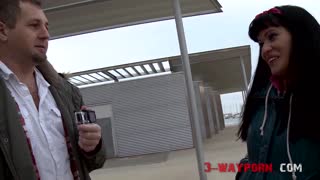 巨乳美女挑逗陌生人3P狂欢，性感撩人诱惑不断