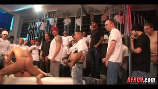 स्त्री ५० मुलांकडून नॉनस्टॉप अॅनल क्रीमपाय सहन करते एपिक गँगबँगमध्ये