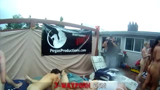 О боже, не мога да повярвам на този огромен аматьорски оргия край басейна, толкова е диво тук!