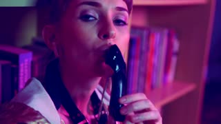 Suha Latina v karanteni čašči noge z visokimi petami in najlonkami do orgazma