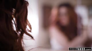 ബ്രൂണറ്റ് ബേബ് ലെസ്ബിയൻ ക്രഷിനെ ഹുക്കപ്പിന് മറ്റൊരാളായി തോന്നിക്കുന്നു