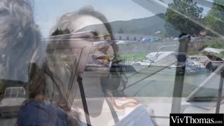 오 마이, 이 가슴 큰 미녀가 야외에서 면도한 보지와 꽉 조인 엉덩이를 삼켜!