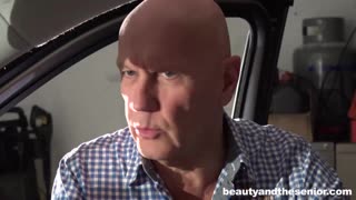 Senior državljan pelje mlado 18+ deklico po mestu