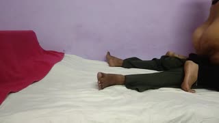 वो गाढ़े लंड पर धीरे उतरती बिस्तर के कोने में, हर इंच चिढ़ाती गहराई