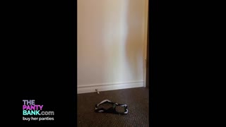 Jeg kan ikke lade være med at stønne mens jeg ser denne søde rødhårede jamre med sin stav vibrator