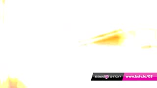 Blondinen scheren und dildoficken live bei Babestation!