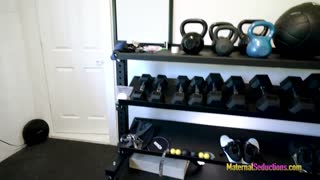 step mom with huge tits got stuck in the gym, help her out! 😅