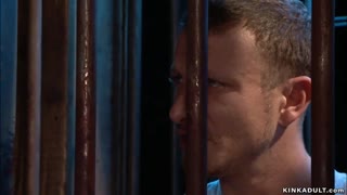 Que Se Passe-t-il Quand un Mec Domine une Interrogatrice Blonde Plantureuse ?