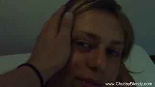 couple amateur italien s'amuse en chambre. fellation hardcore et branlette chauffent les choses