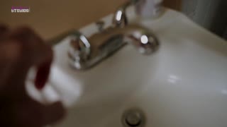 בלונדינית מילף גדולת חזה עם סוד בפנטזיית POV