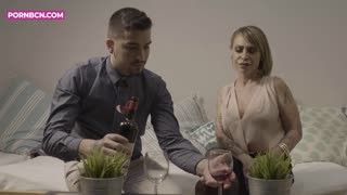 Wanita Matang Horni Ambil ANAL Dengan Mekanik Muda 18+ Pemula