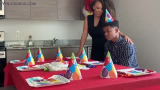 আমি এত দুঃখিত ছিলাম যখন কেউ আমার জন্মদিনের পার্টিতে আসেনি - লিল ডি