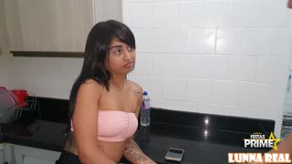 Nabo Novinha Gostosa forfører Gogo Perseu i kjøkken-møte