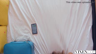 Brunette sa mainit na vacation threesome ng VIXEN na puno ng saya!