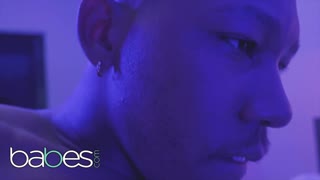 Ricky Johnson chevauche les courbes ébène de Scarlit Scandal en cuillère jusqu'au creampie