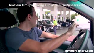 Чи пробував дикого літнього траху в машині по дорозі додому?