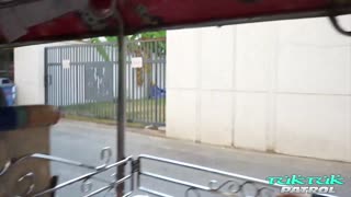 Hei, haluatko nähdä tämän täyteläisrintaista Thai MILF ratsastavan jättimäistä ulkomaalaista keppiä?