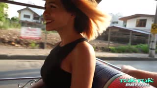 Hei, se barmfagre thai MILF ri enorm utenlandsk kuk!