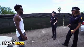 BANGBROS - Heldig mistenkt møter sexy politidamer