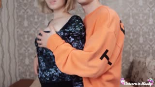 좋은 가슴 베이브가 큰 자지에 부드럽게 오랄, 가슴에 마무리