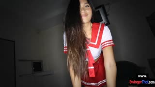 Belleza asiática 18+ tienta con mamada POV aficionada antes de follada en silla sexual